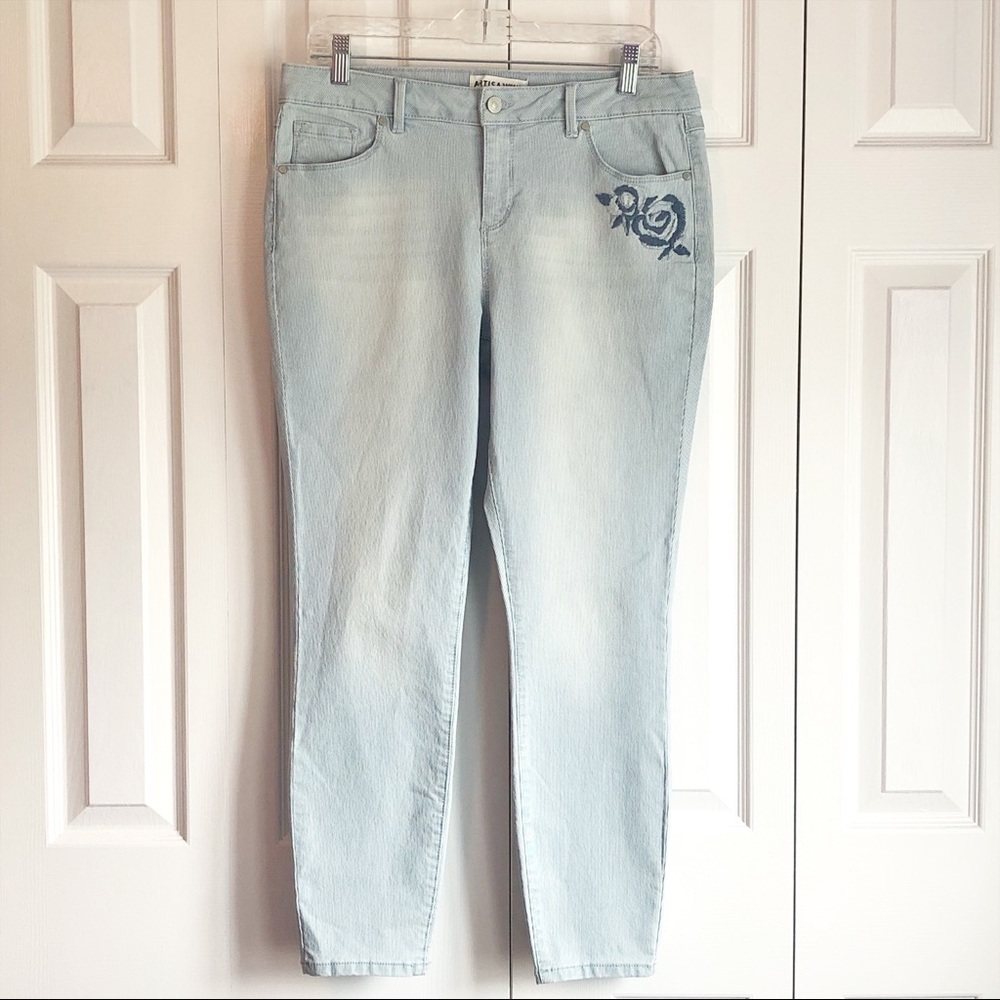 Artisan NY Light Wash Stripe Denim Floral Embroidered Skinny Jeans 10